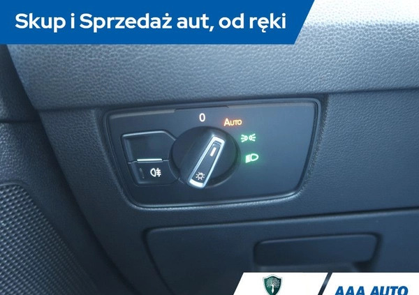 Volkswagen Passat cena 45000 przebieg: 228492, rok produkcji 2015 z Chełmża małe 254